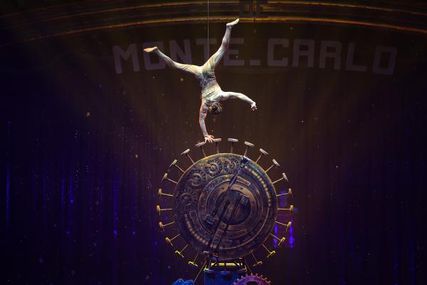 Goud voor de Chinese Wang Mengchen met haar innovatie in handstand op draaiende piëdestal